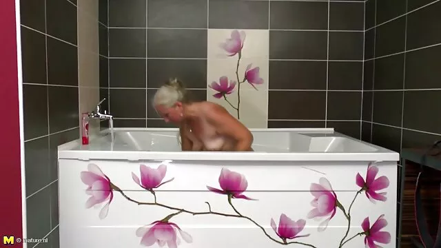 Orgie abuelas follando nietas a la maison