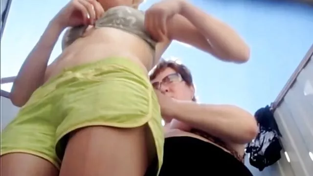 La joven Alice cojiendo abuelas xxx jugando con su coño