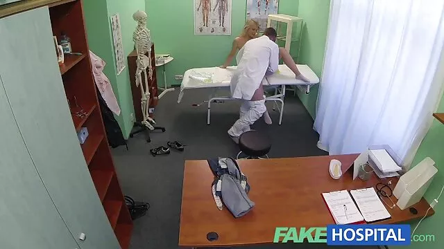 Hermosa chica sexo en el abuelas bien cogidas hotel