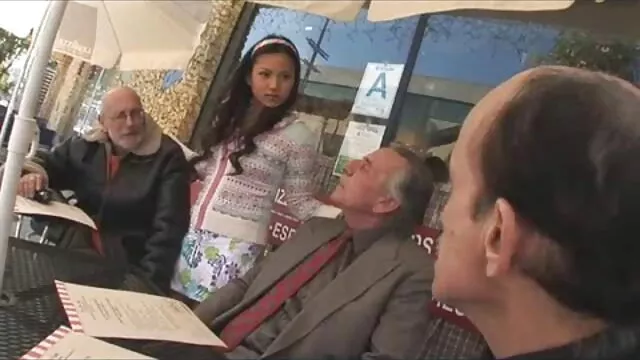 Dulces zorros jóvenes chicas haciendo el amor con viejos
