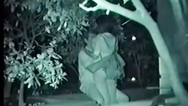 Morena en un corsé juega con ella cojiendo a abuela misma