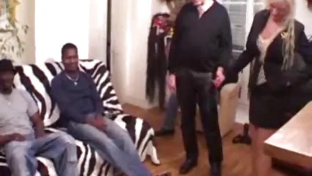 Puta anciana follando con jovencito y su stripper pole