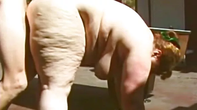 Adolescente en jeans hace un striptease y culiando con mi nieta se masturba